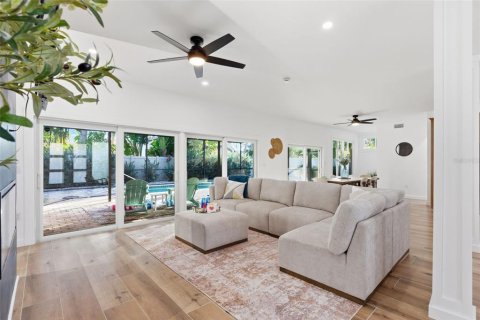 Villa ou maison à louer à Sarasota, Floride: 4 chambres, 227.61 m2 № 2379272 - photo 9