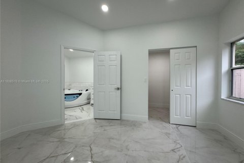 Villa ou maison à vendre à Hollywood, Floride: 4 chambres, 187.85 m2 № 1825864 - photo 12