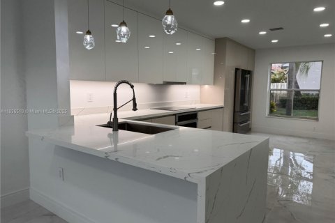 Villa ou maison à vendre à Hollywood, Floride: 4 chambres, 187.85 m2 № 1825864 - photo 10