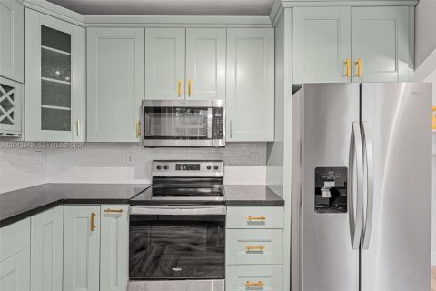 House in Coral Gables, Florida 3 bedrooms, 186.64 sq.m. № 2185940 - photo 12