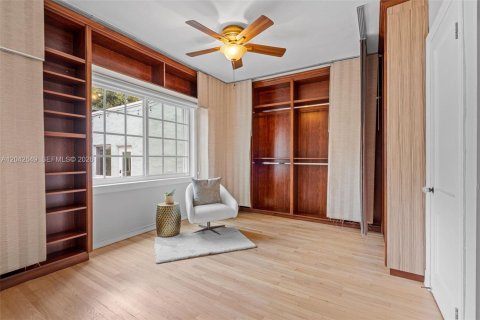 House in Coral Gables, Florida 3 bedrooms, 186.64 sq.m. № 2185940 - photo 23