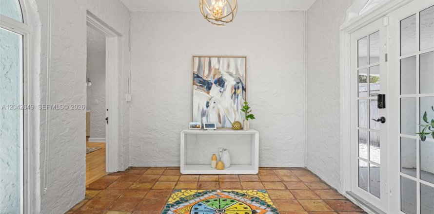 House in Coral Gables, Florida 3 bedrooms, 186.64 sq.m. № 2185940