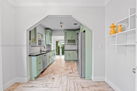 House in Coral Gables, Florida 3 bedrooms, 186.64 sq.m. № 2185940 - photo 9