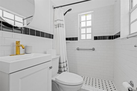 House in Coral Gables, Florida 3 bedrooms, 186.64 sq.m. № 2185940 - photo 29