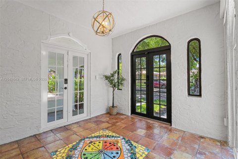 House in Coral Gables, Florida 3 bedrooms, 186.64 sq.m. № 2185940 - photo 2