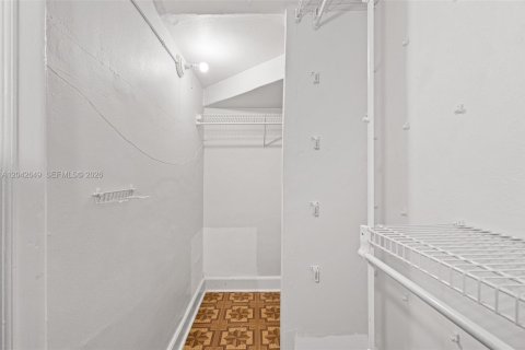 House in Coral Gables, Florida 3 bedrooms, 186.64 sq.m. № 2185940 - photo 19