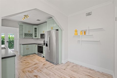 House in Coral Gables, Florida 3 bedrooms, 186.64 sq.m. № 2185940 - photo 8
