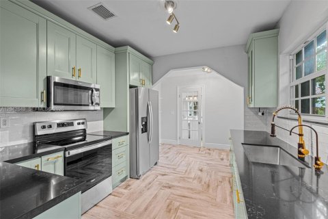 House in Coral Gables, Florida 3 bedrooms, 186.64 sq.m. № 2185940 - photo 13