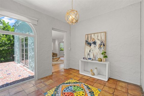 House in Coral Gables, Florida 3 bedrooms, 186.64 sq.m. № 2185940 - photo 3