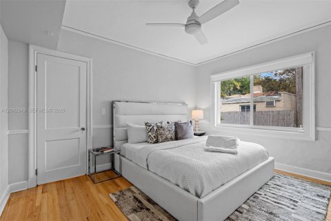 House in Coral Gables, Florida 3 bedrooms, 186.64 sq.m. № 2185940 - photo 16