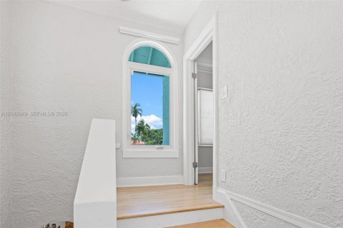 House in Coral Gables, Florida 3 bedrooms, 186.64 sq.m. № 2185940 - photo 27
