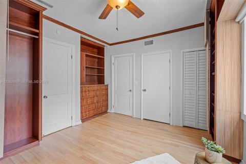 House in Coral Gables, Florida 3 bedrooms, 186.64 sq.m. № 2185940 - photo 24
