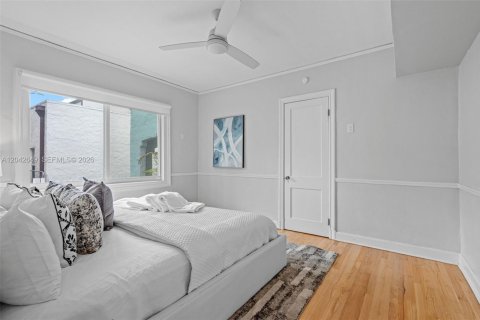 House in Coral Gables, Florida 3 bedrooms, 186.64 sq.m. № 2185940 - photo 17
