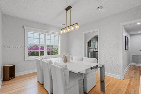 House in Coral Gables, Florida 3 bedrooms, 186.64 sq.m. № 2185940 - photo 6