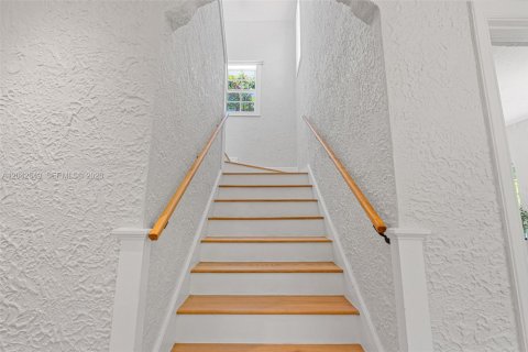House in Coral Gables, Florida 3 bedrooms, 186.64 sq.m. № 2185940 - photo 26