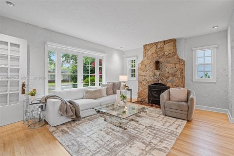 House in Coral Gables, Florida 3 bedrooms, 186.64 sq.m. № 2185940 - photo 5