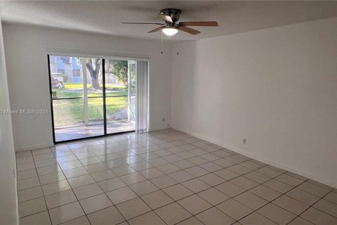 Condo in Oakland Park, Florida, 2 bedrooms № 1972474 - photo 11