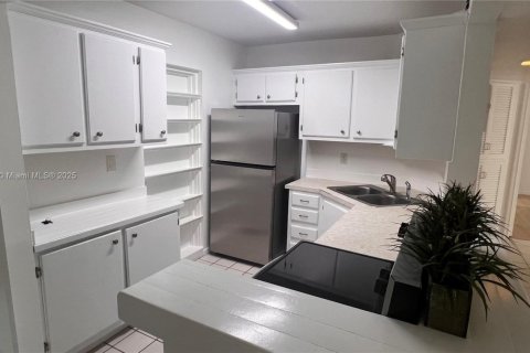 Condo in Oakland Park, Florida, 2 bedrooms № 1972474 - photo 9