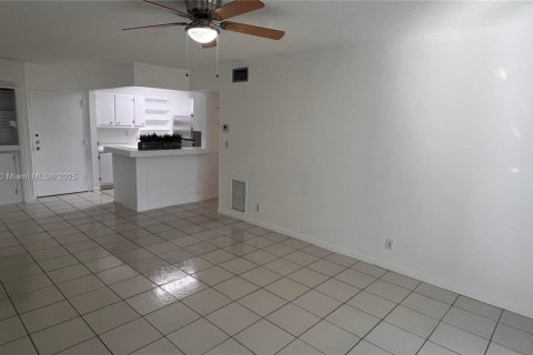 Condo in Oakland Park, Florida, 2 bedrooms № 1972474 - photo 14