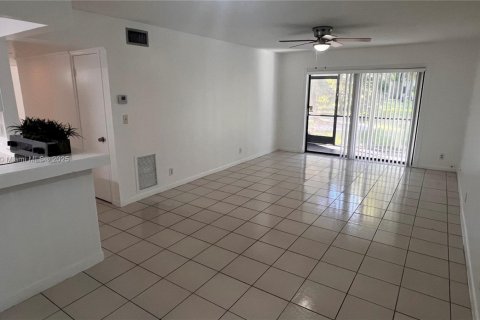 Condo in Oakland Park, Florida, 2 bedrooms № 1972474 - photo 4