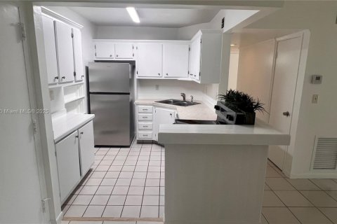 Condo in Oakland Park, Florida, 2 bedrooms № 1972474 - photo 8