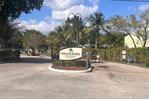 Condo in Oakland Park, Florida, 2 bedrooms № 1972474 - photo 2