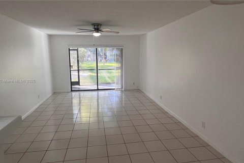 Condo in Oakland Park, Florida, 2 bedrooms № 1972474 - photo 12