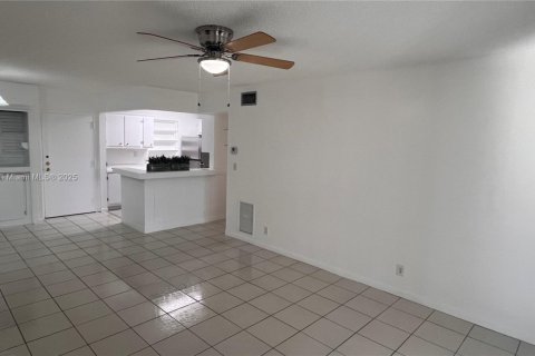 Condo in Oakland Park, Florida, 2 bedrooms № 1972474 - photo 5