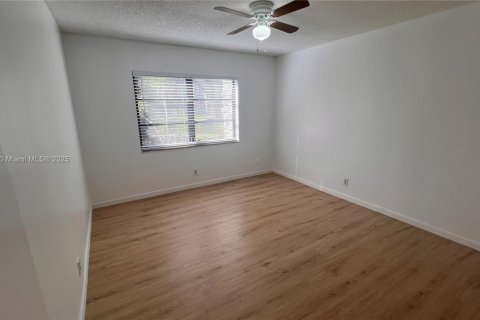 Condo in Oakland Park, Florida, 2 bedrooms № 1972474 - photo 17