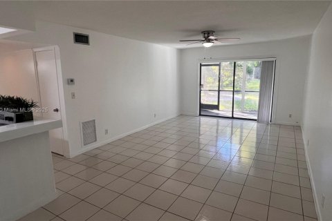 Condo in Oakland Park, Florida, 2 bedrooms № 1972474 - photo 6