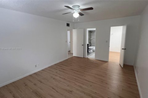 Condo in Oakland Park, Florida, 2 bedrooms № 1972474 - photo 23
