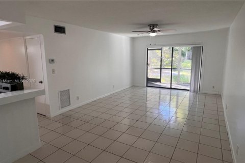 Condo in Oakland Park, Florida, 2 bedrooms № 1972474 - photo 7