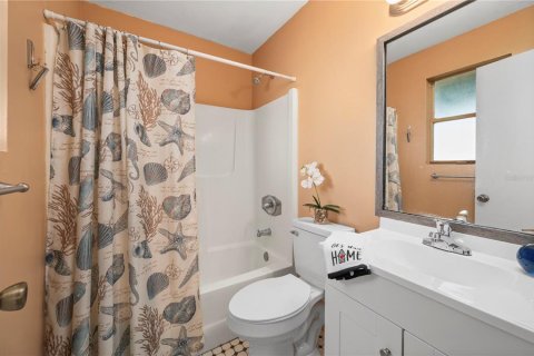 House in Cape Coral, Florida 3 bedrooms, 109.25 sq.m. № 1789097 - photo 19