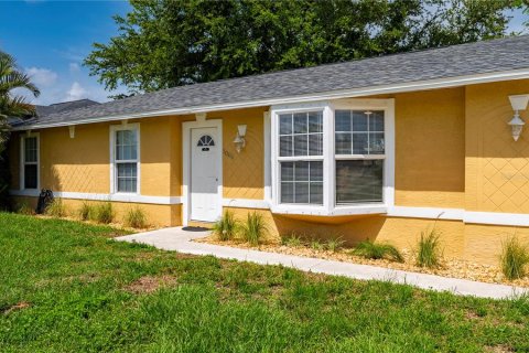 House in Cape Coral, Florida 3 bedrooms, 109.25 sq.m. № 1789097 - photo 27