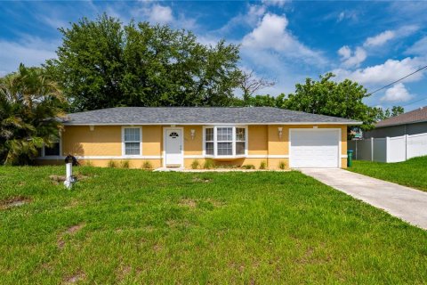 House in Cape Coral, Florida 3 bedrooms, 109.25 sq.m. № 1789097 - photo 1