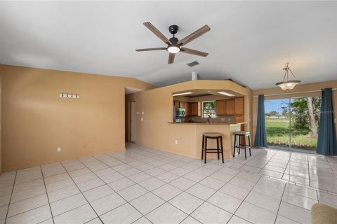 House in Cape Coral, Florida 3 bedrooms, 109.25 sq.m. № 1789097 - photo 6