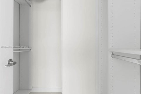 Condominio en alquiler en Miami, Florida, 1 dormitorio, 65.5 m2 № 1931158 - foto 14