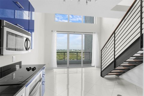 Condominio en alquiler en Miami, Florida, 1 dormitorio, 65.5 m2 № 1931158 - foto 1