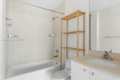 Condominio en alquiler en Miami, Florida, 1 dormitorio, 65.5 m2 № 1931158 - foto 16