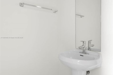 Condominio en alquiler en Miami, Florida, 1 dormitorio, 65.5 m2 № 1931158 - foto 8