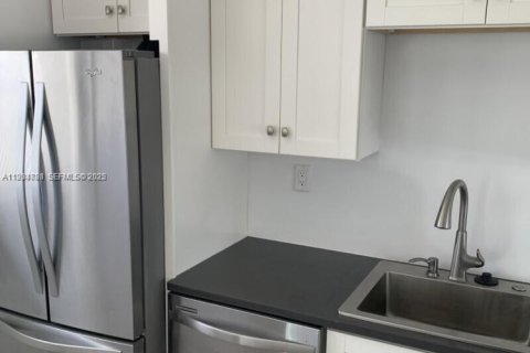 House in Lake Park, Florida 2 bedrooms, 83.05 sq.m. № 1993098 - photo 3