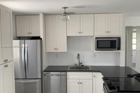 House in Lake Park, Florida 2 bedrooms, 83.05 sq.m. № 1993098 - photo 2