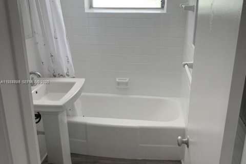 House in Lake Park, Florida 2 bedrooms, 83.05 sq.m. № 1993098 - photo 8