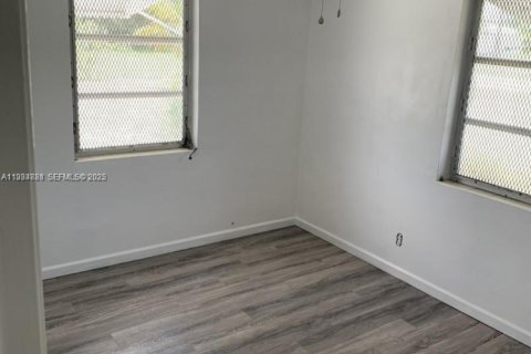 House in Lake Park, Florida 2 bedrooms, 83.05 sq.m. № 1993098 - photo 7