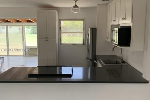 House in Lake Park, Florida 2 bedrooms, 83.05 sq.m. № 1993098 - photo 12