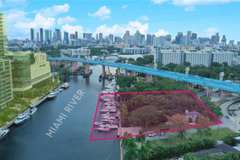 Commercial property in Miami, Florida № 1833987 - photo 4