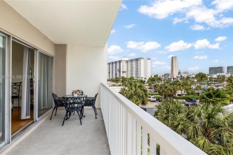 Купить кондоминиум в Санни-Айлс-Бич, Флорида 2 спальни, 113.34м2, № 2066155 - фото 25