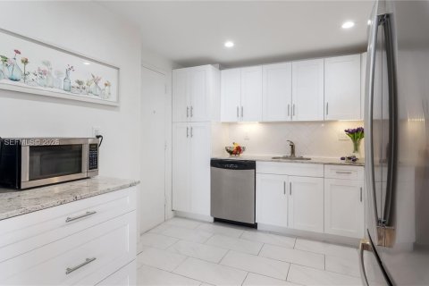 Купить кондоминиум в Санни-Айлс-Бич, Флорида 2 спальни, 113.34м2, № 2066155 - фото 8