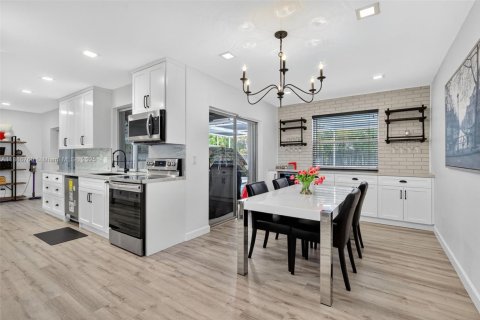 Снять в аренду виллу или дом в Холливуд, Флорида 3 спальни, 139.45м2, № 1942628 - фото 18