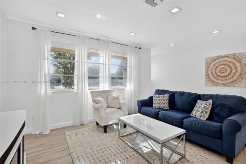 Снять в аренду виллу или дом в Холливуд, Флорида 3 спальни, 139.45м2, № 1942628 - фото 9